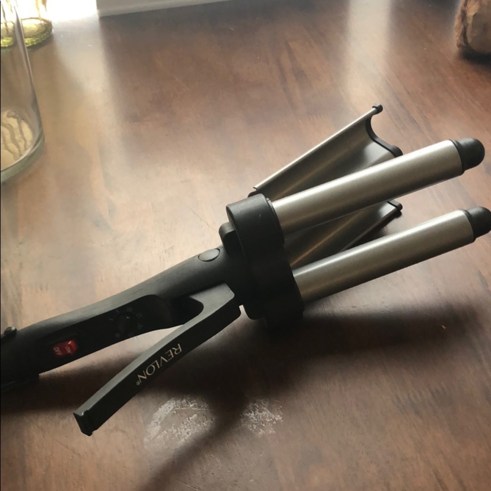 Triple barrel curling iron